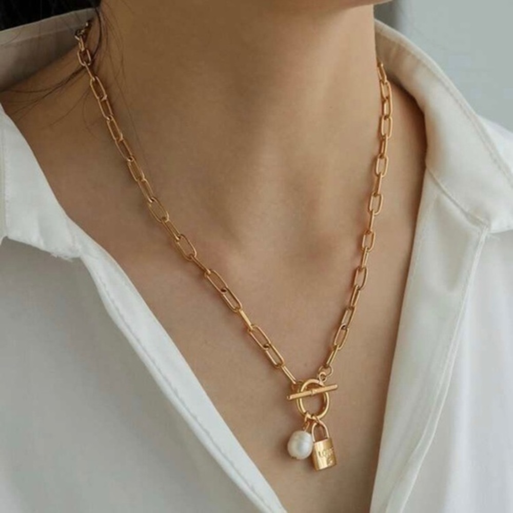 3/$30 💛 Faux Pearl Lock Charm Necklace